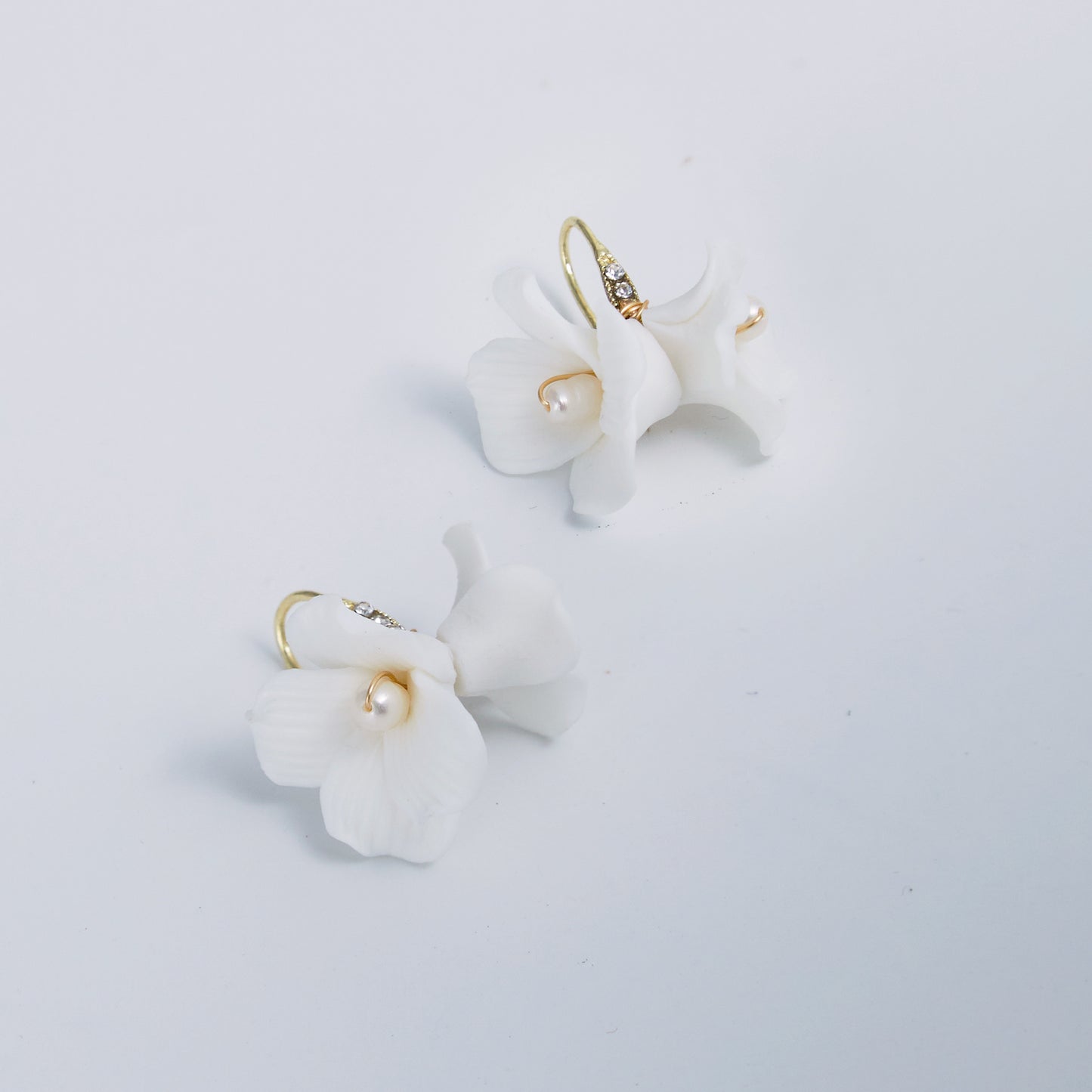 Weißes Brautstirnband aus zartem Porzellan mit Blumenmuster