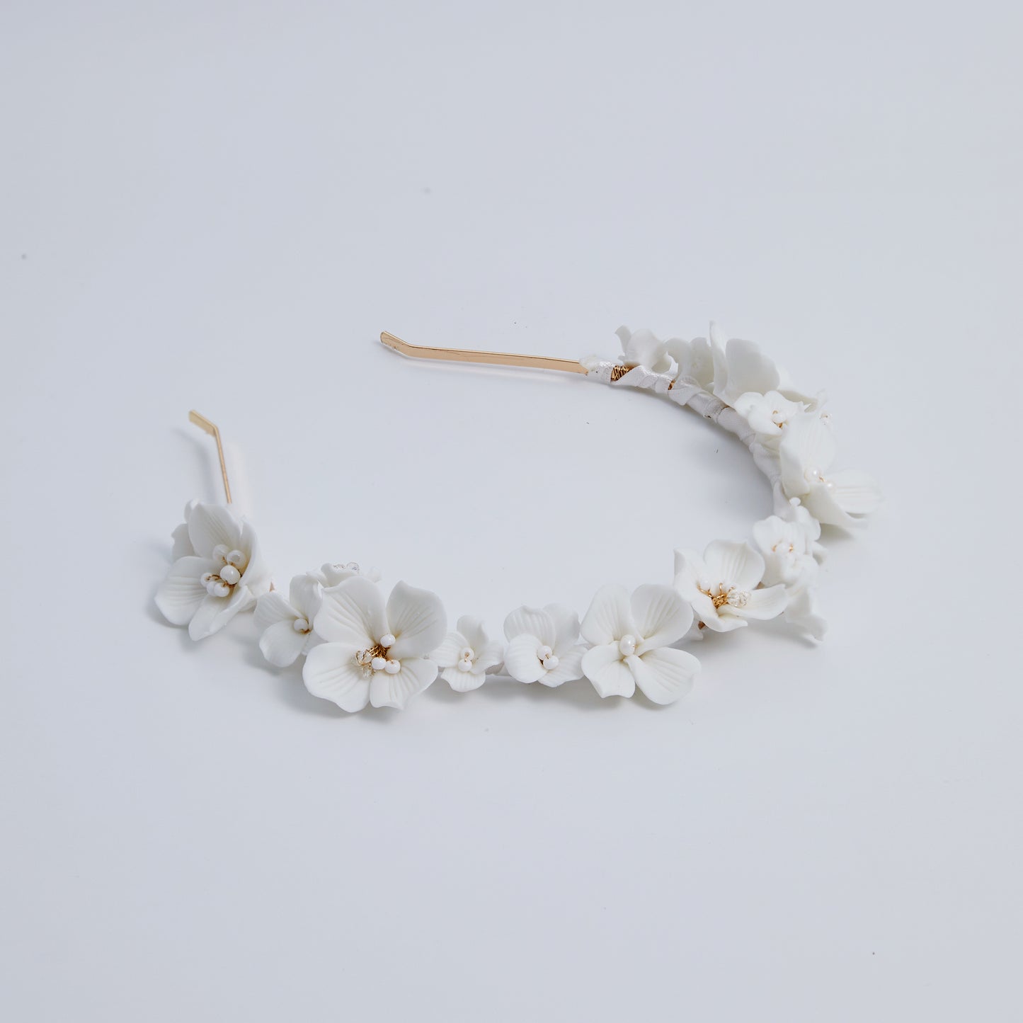 Weißes Brautstirnband aus zartem Porzellan mit Blumenmuster