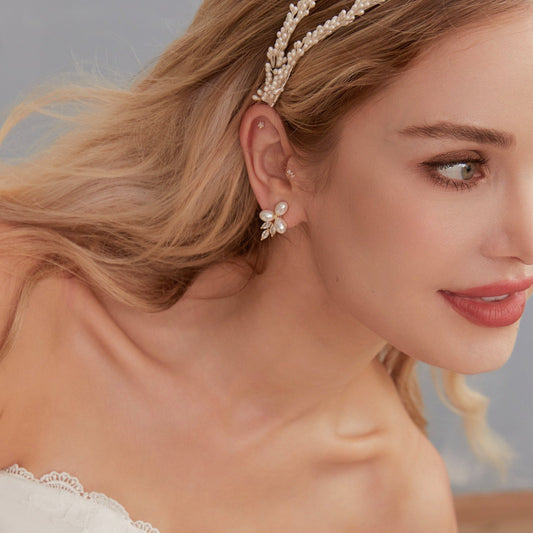 These stunning earrings feature leaf-like zirconia crystals that shimmer beneath three delicate pearls, evoking the graceful beauty of blooming flowers.