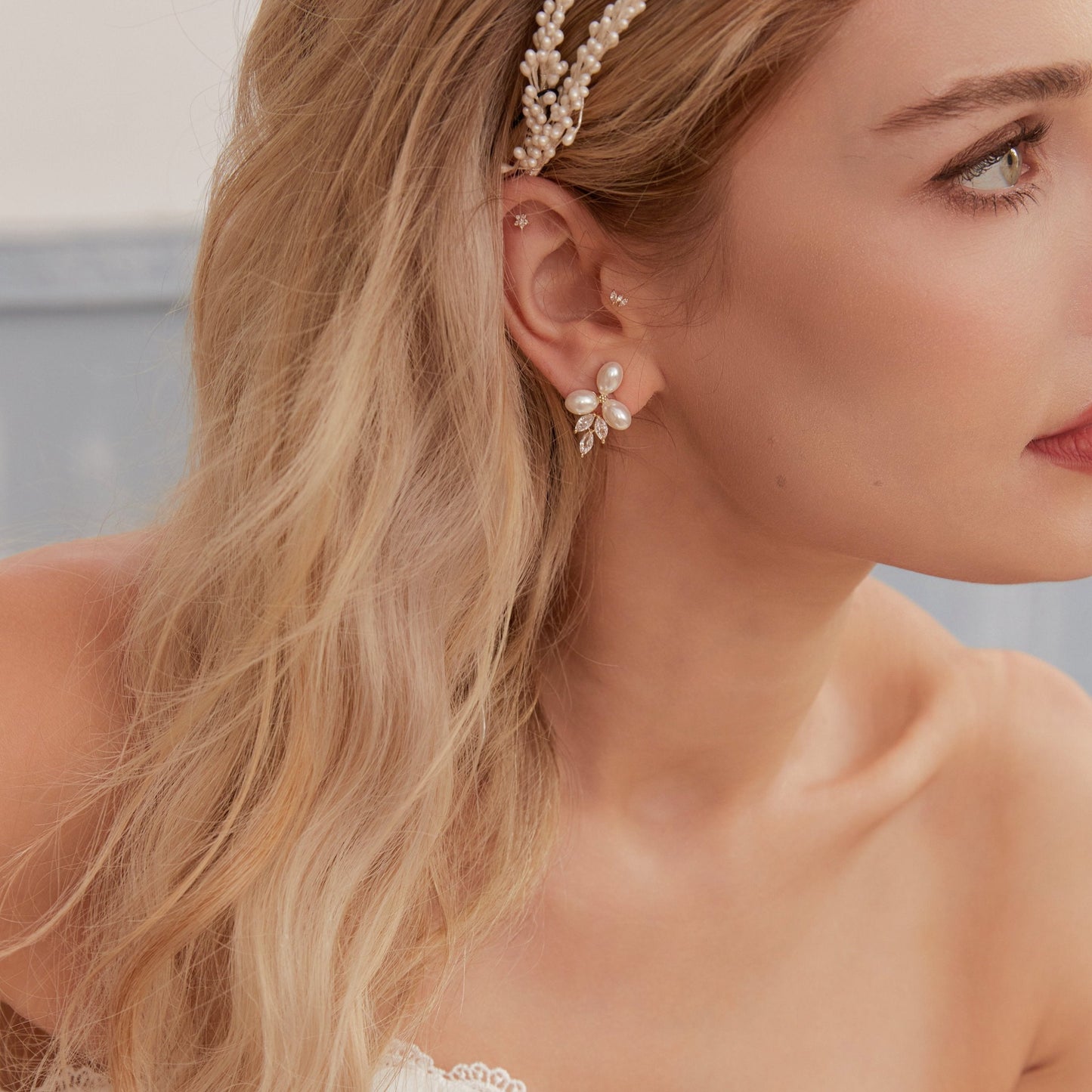 Stunning Baby's Breath-inspired wedding headband. Featuring two rows of delicate faux pearls resembling Baby's Breath flowers, this stunning bridal accessory adds a touch of magic to your wedding look.