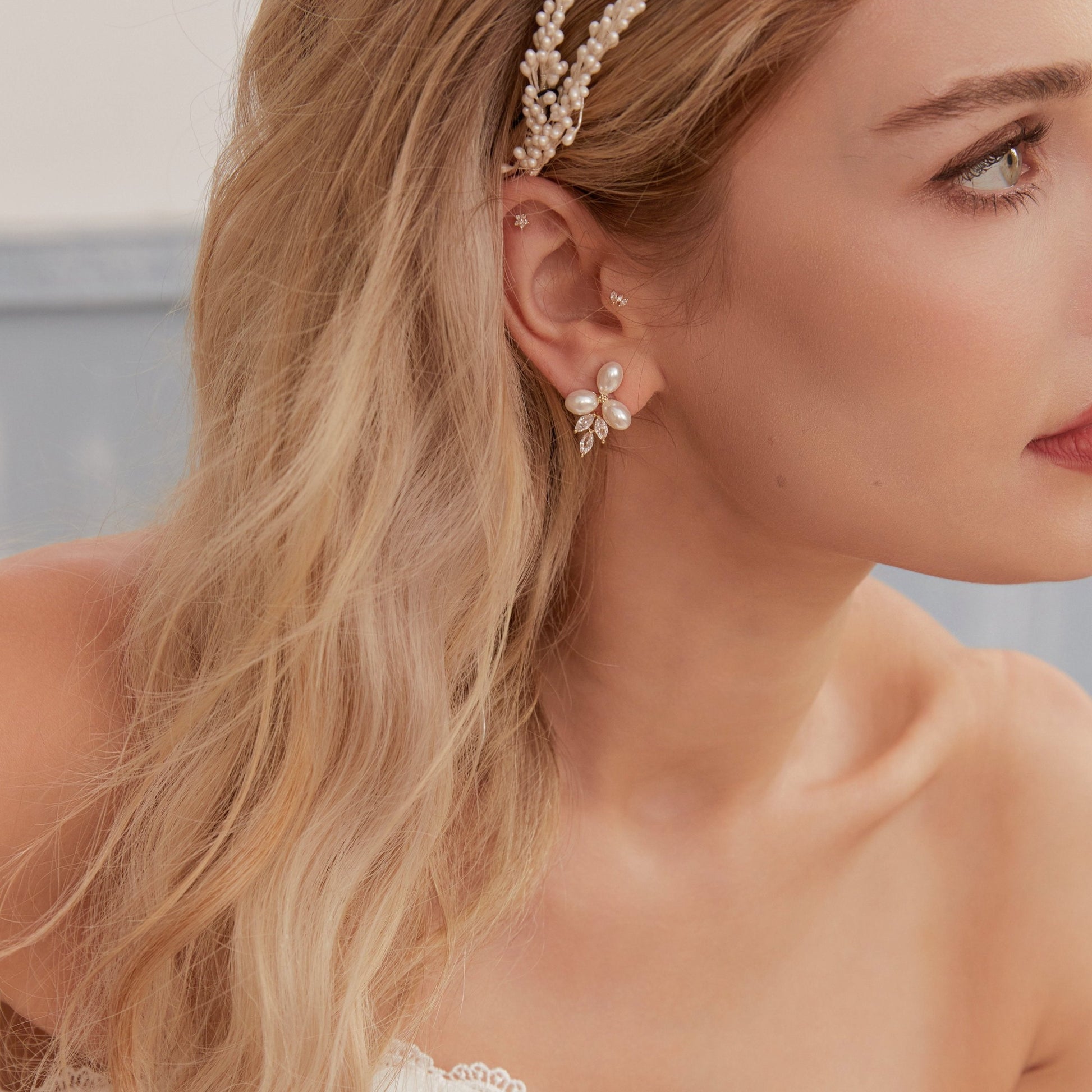 Stunning Baby's Breath-inspired wedding headband. Featuring two rows of delicate faux pearls resembling Baby's Breath flowers, this stunning bridal accessory adds a touch of magic to your wedding look.