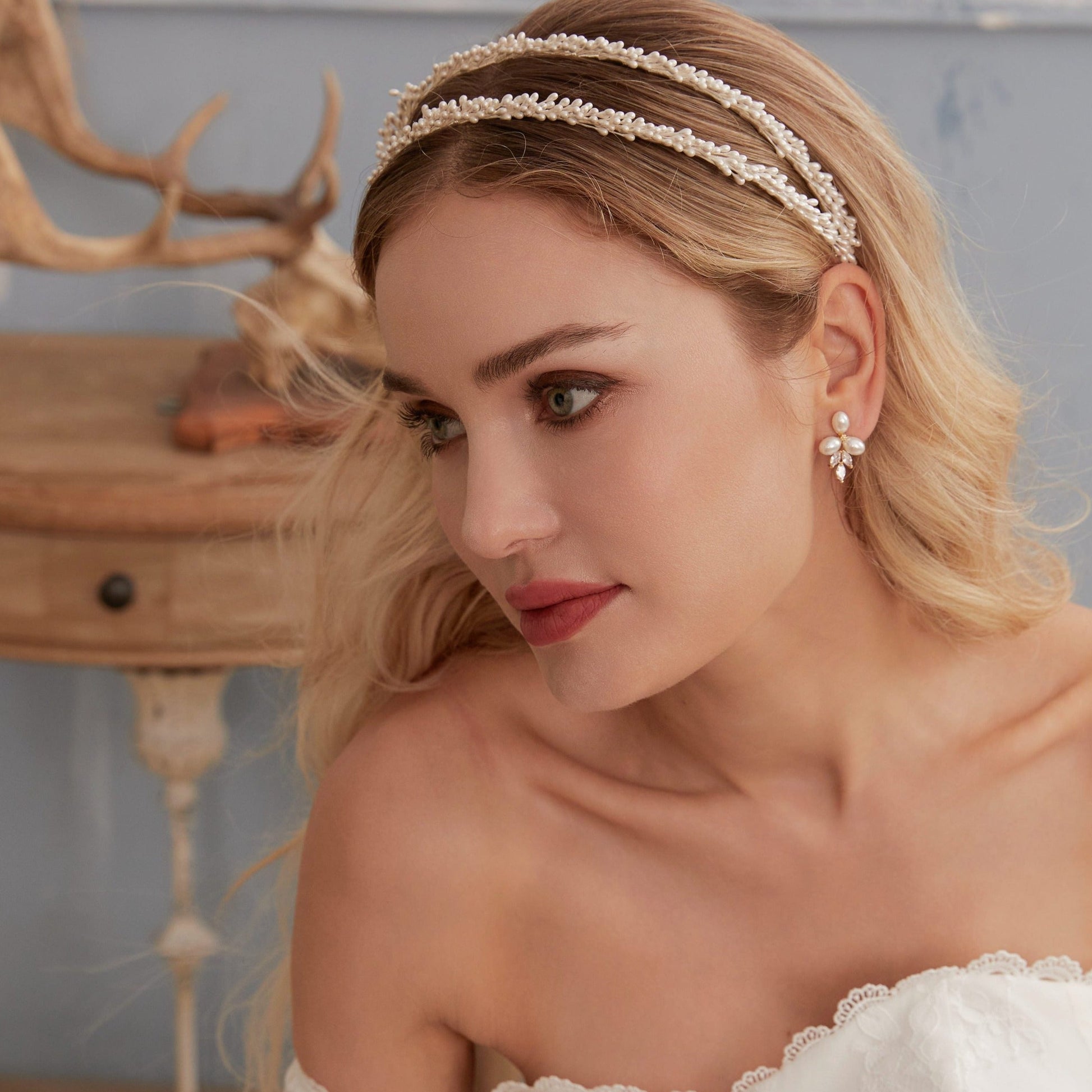 These stunning earrings feature leaf-like zirconia crystals that shimmer beneath three delicate pearls, evoking the graceful beauty of blooming flowers.
