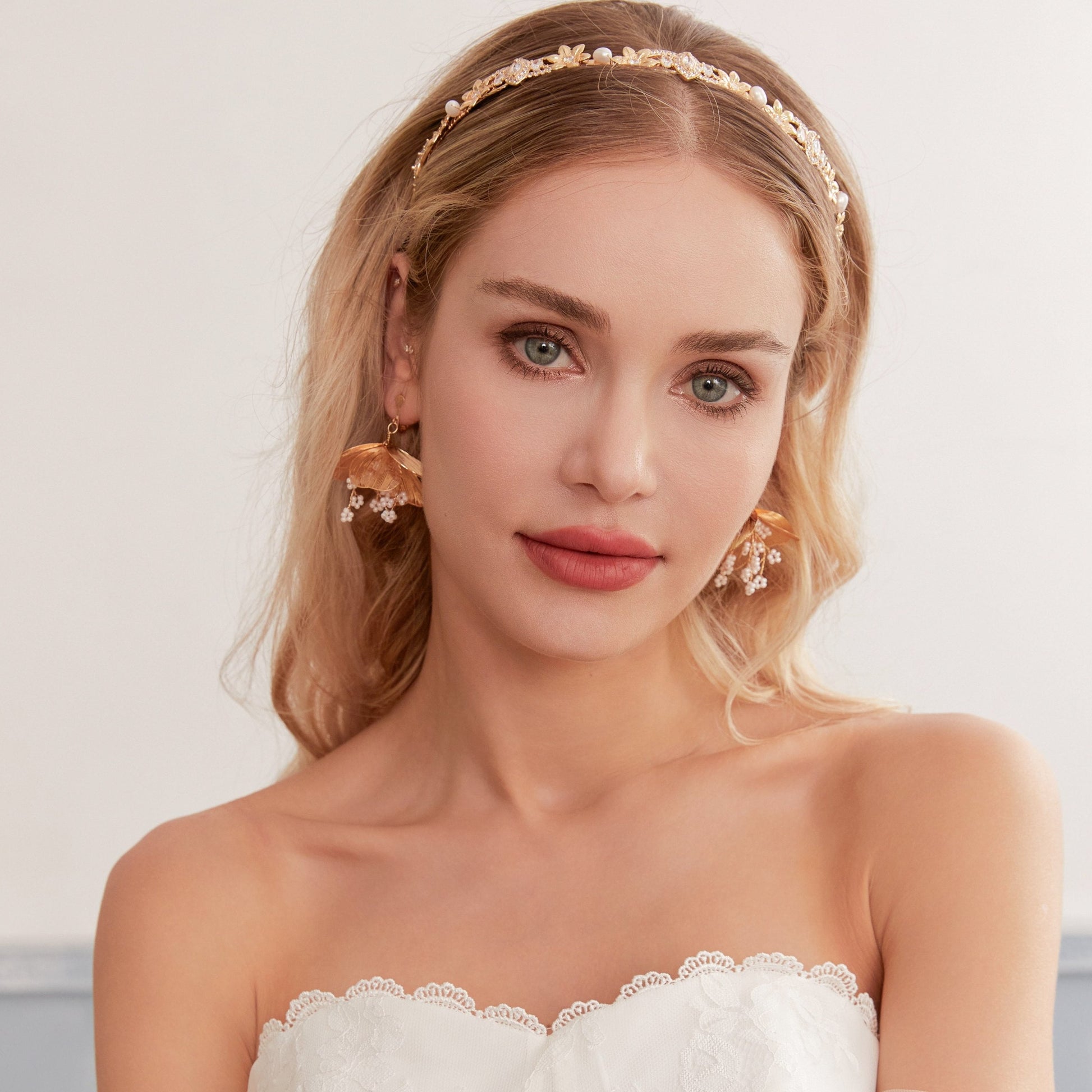 This slimline, modern gold headband is made from the most beautiful freshwater pearls and shimmering rhinestones. The minimalist floral design and timeless luxury of pearls and stones are always in style.