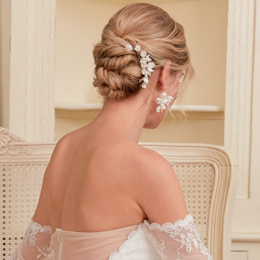 This hair comb is perfect for brides who want a modest and timeless look. It features delicate clay flowers and small beads that are arranged carefully to create a romantic and classic design.