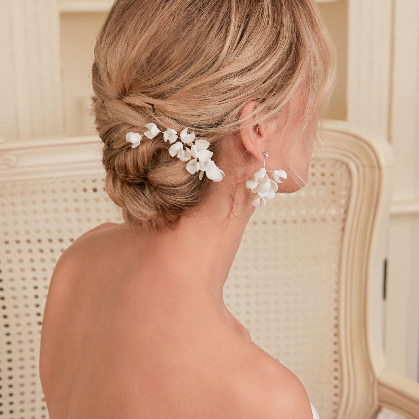 This hair comb is perfect for brides who want a modest and timeless look. It features delicate clay flowers and small beads that are arranged carefully to create a romantic and classic design.