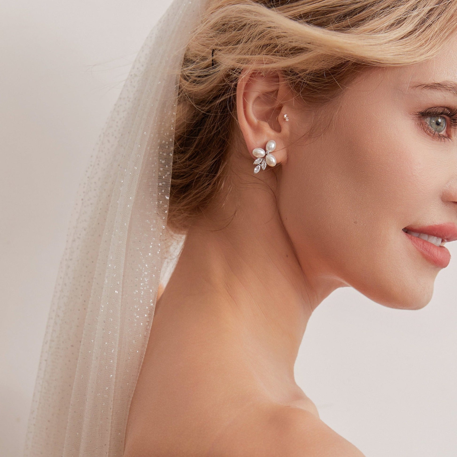 Luxurious single-layer cathedral wedding veil crafted from delicate sparkle glitter tulle. With an ivory base (also available in white and champagne), it features a simple cut edge for an elegant and timeless style that complements any bridal look.  At 3 meters long, this veil is the perfect bridal accessory to enhance any wedding dress. Offering a subtle sparkle without any fuss, it adds a touch of glamour to your special day.