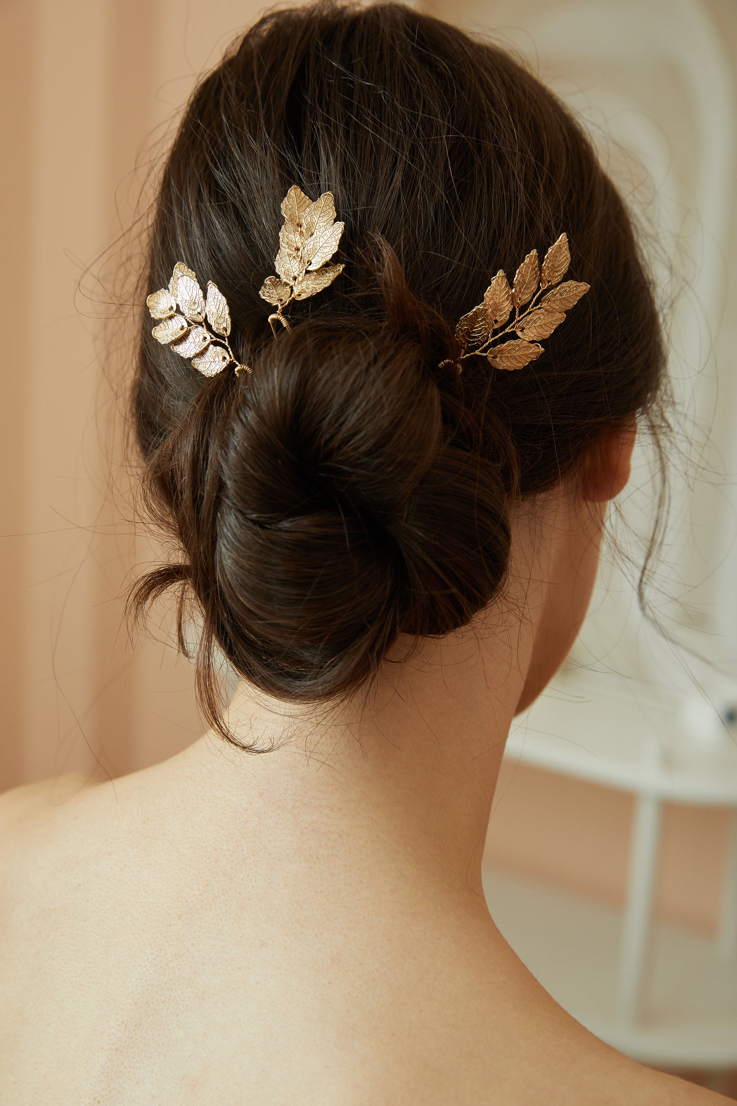 Minimalist and Delicate Gold Leaf Bridal Hair Pins.