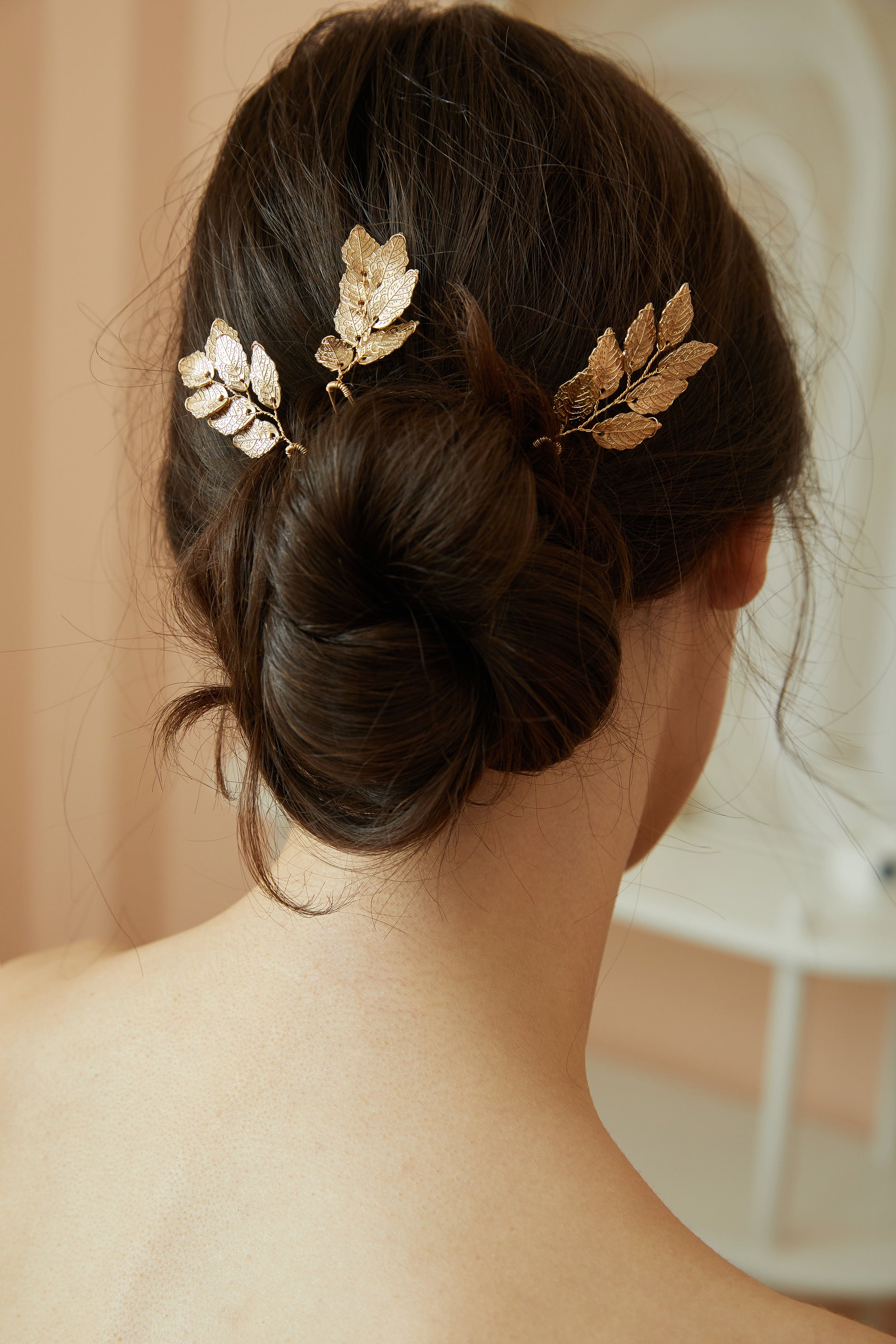 Minimalist and Delicate Gold Leaf Bridal Hair Pins.