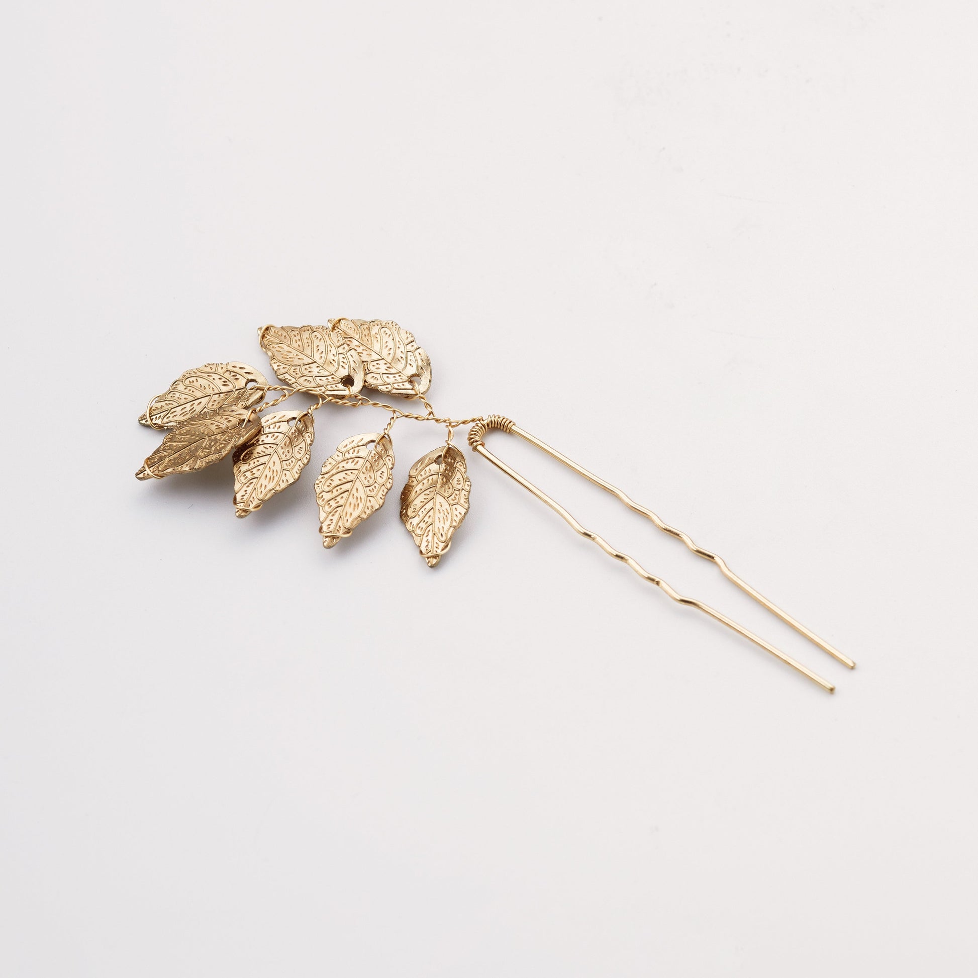 Minimalist and Delicate Gold Leaf Bridal Hair Pins.