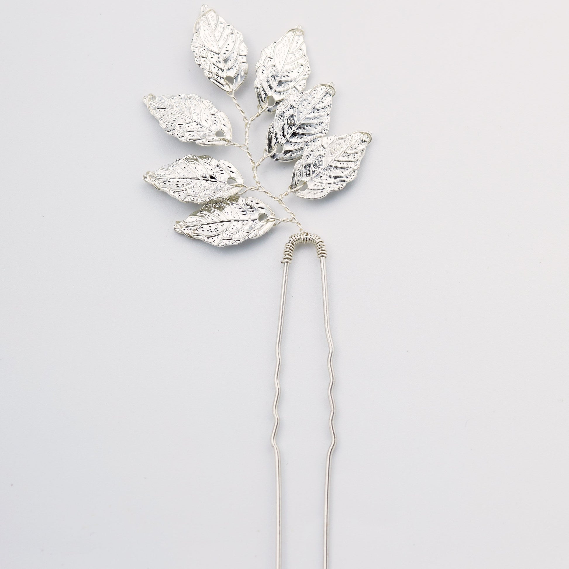 Minimalist and Delicate Gold Leaf Bridal Hair Pins.