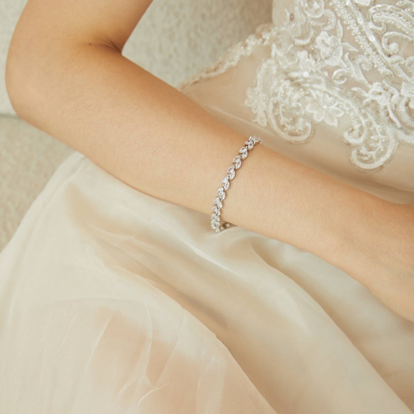 Silver Bridal Jewelley Set Wedding Earring Necklace Bracelet.