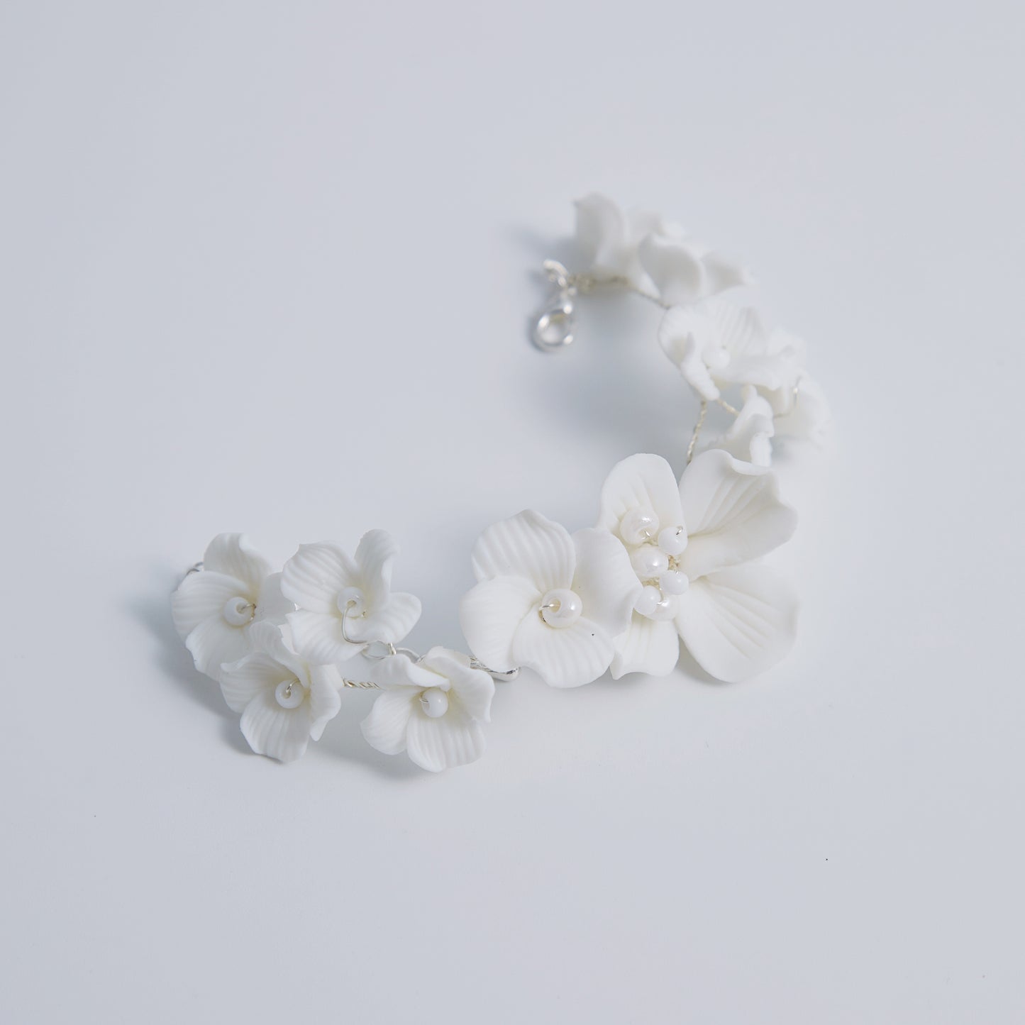 MARGARET | Statement-Brautstirnband aus Porzellan in Weiß mit Blumenmuster