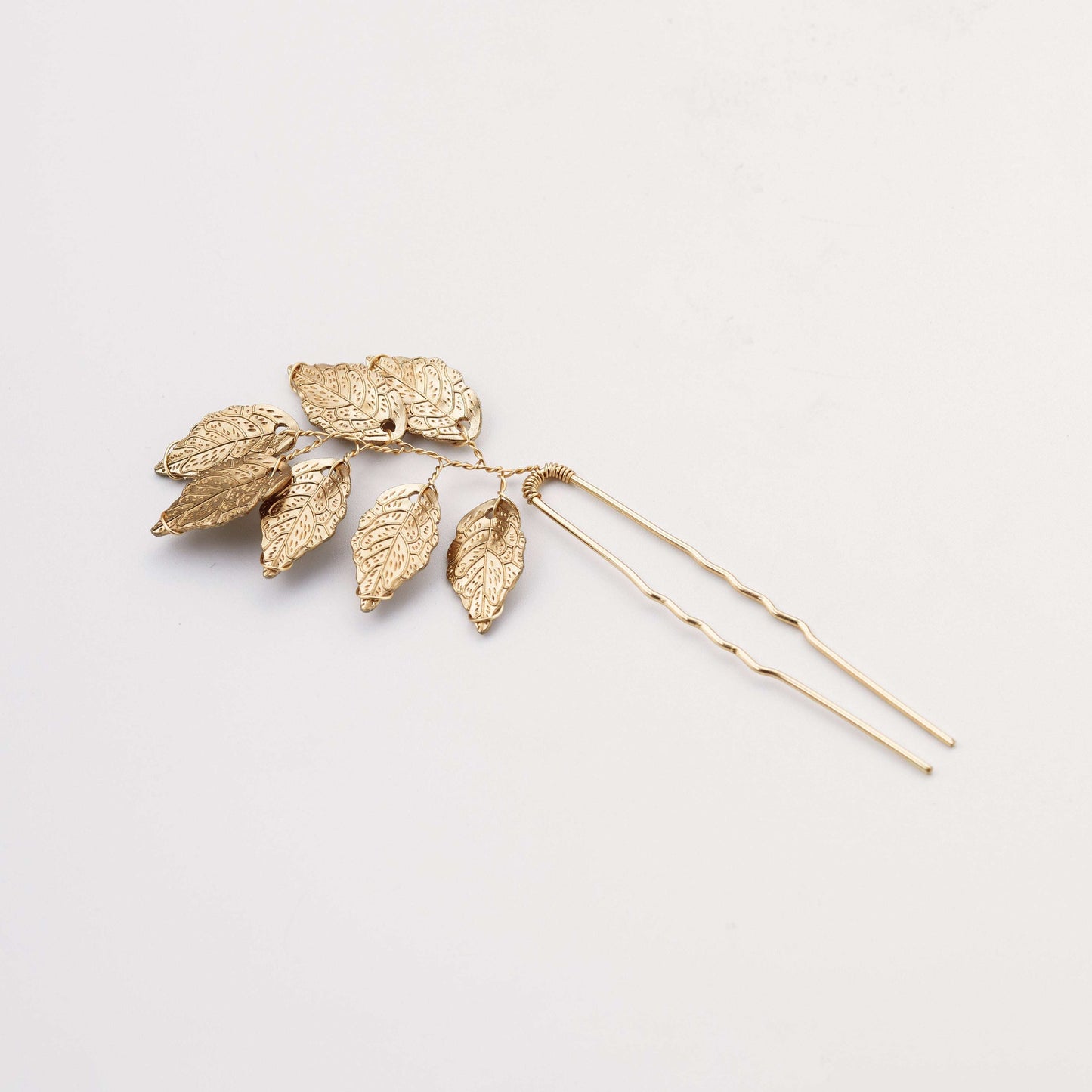 Minimalist and Delicate Gold Leaf Bridal Hair Pins.
