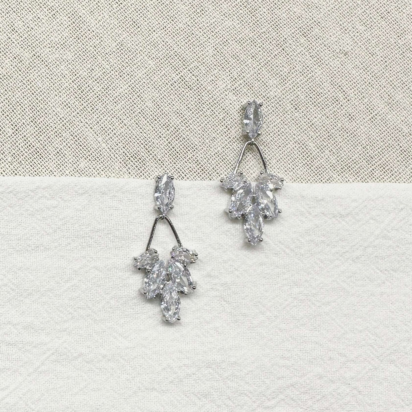 AMALIE丨Sophisticated Crystal Drop Earrings