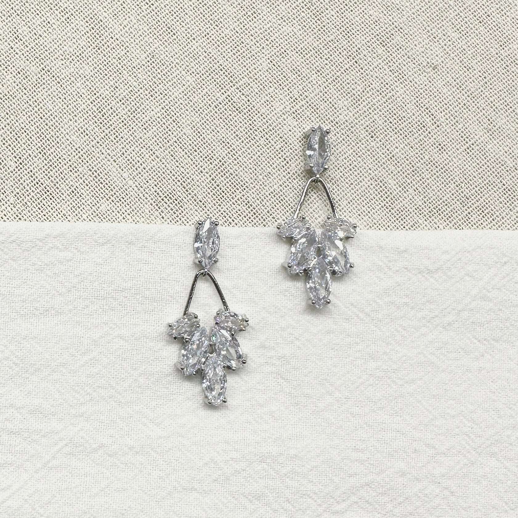 AMALIE丨Sophisticated Crystal Drop Earrings