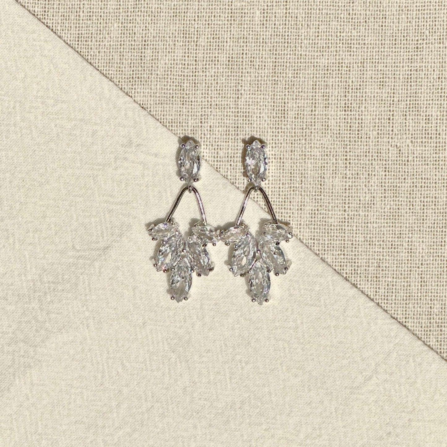 AMALIE丨Sophisticated Crystal Drop Earrings