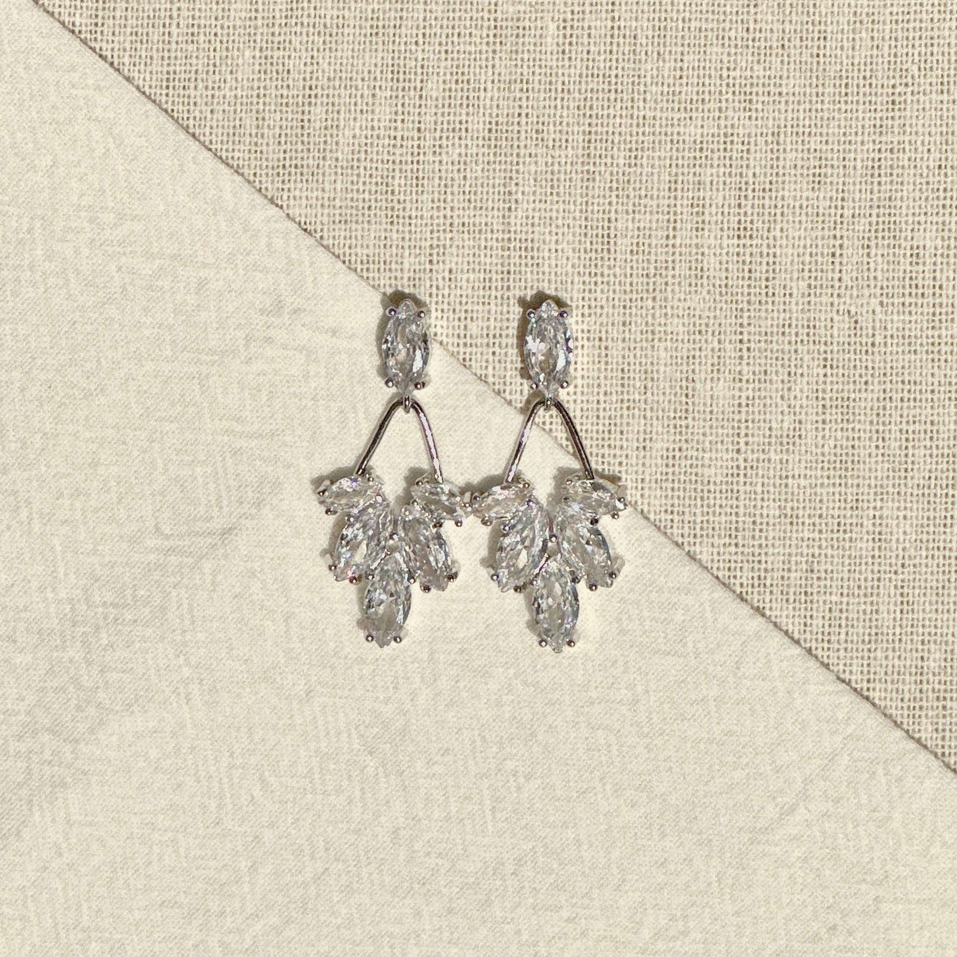 AMALIE丨Sophisticated Crystal Drop Earrings