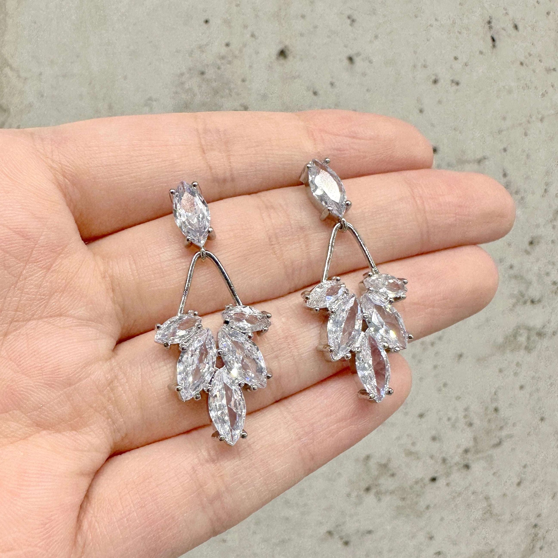 AMALIE丨Sophisticated Crystal Drop Earrings