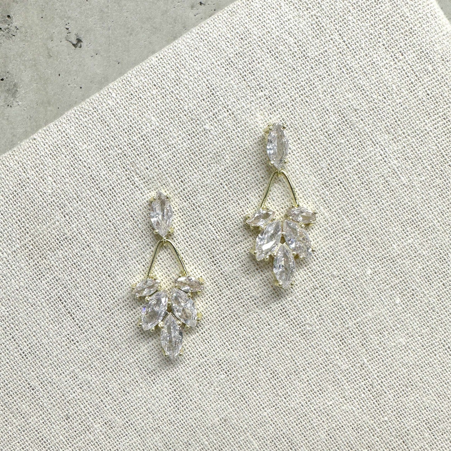 AMALIE丨Sophisticated Crystal Drop Earrings