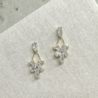 AMALIE丨Sophisticated Crystal Drop Earrings