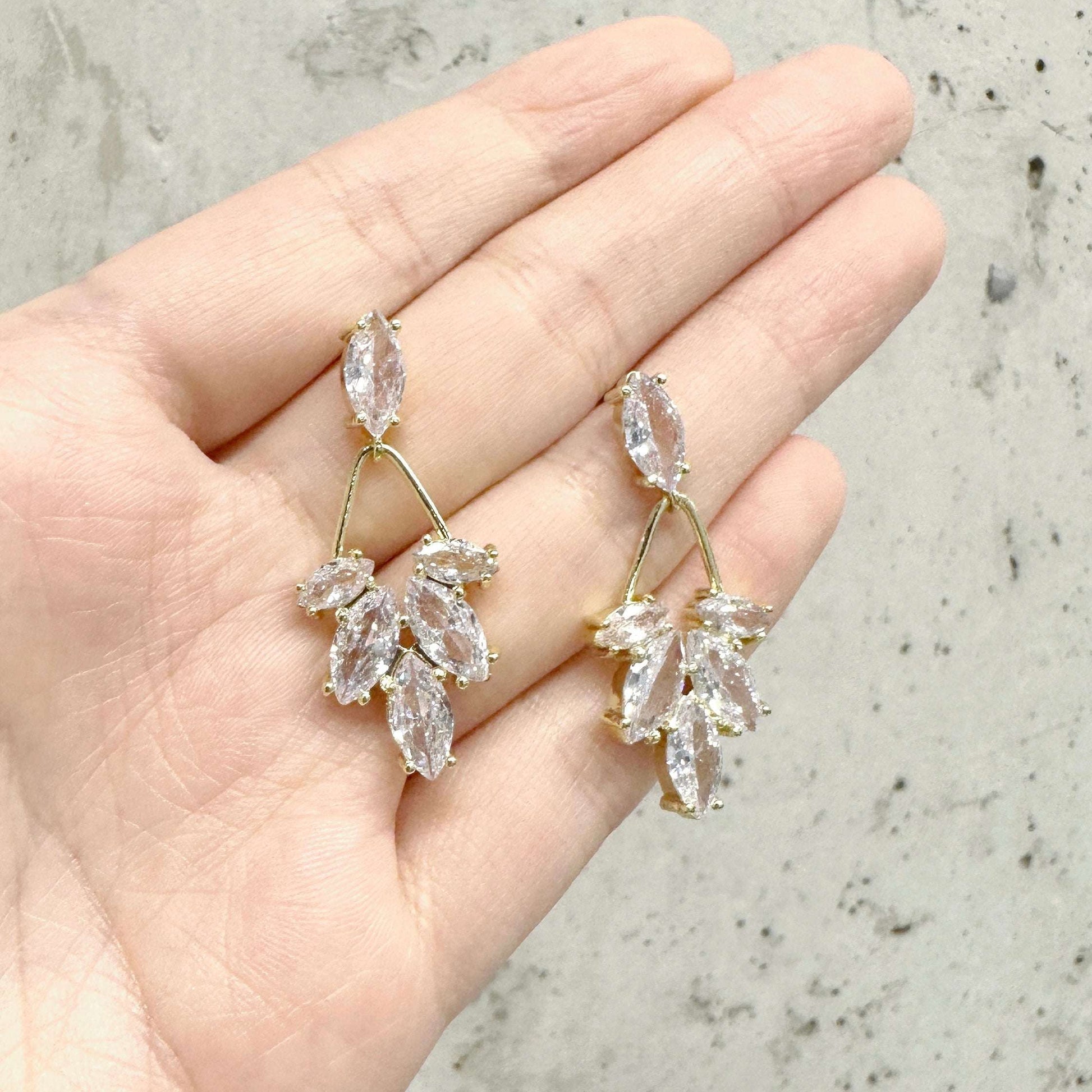 AMALIE丨Sophisticated Crystal Drop Earrings