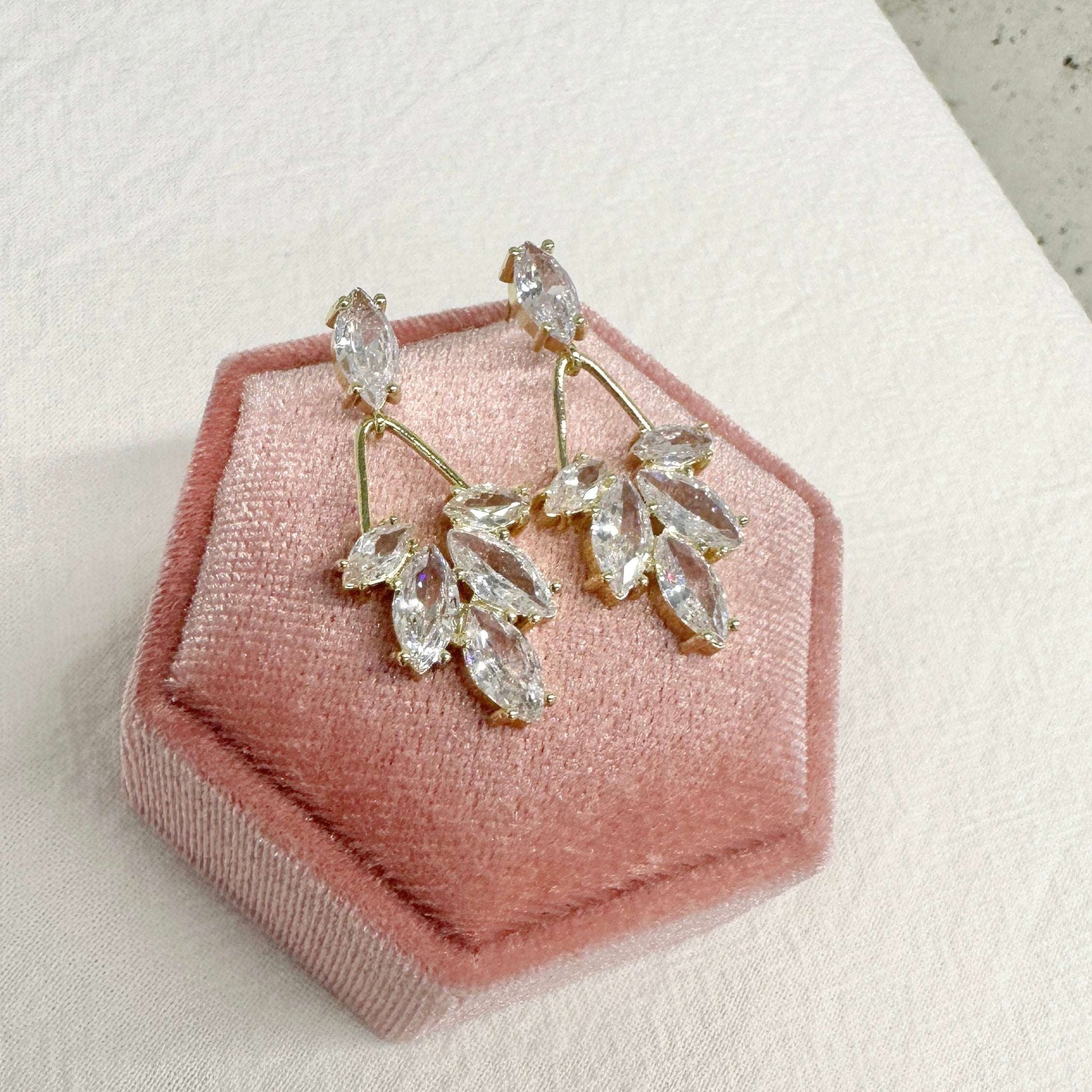 AMALIE丨Sophisticated Crystal Drop Earrings