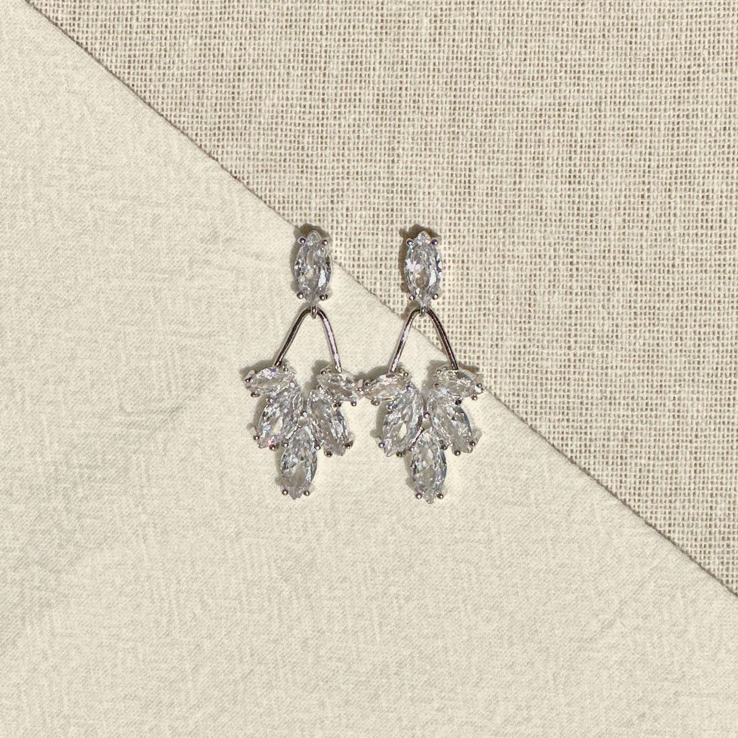 AMALIE丨Sophisticated Crystal Drop Earrings