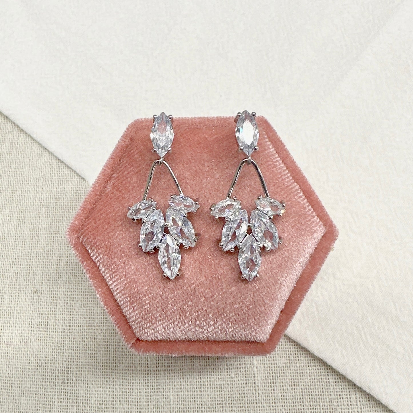 AMALIE丨Sophisticated Crystal Drop Earrings