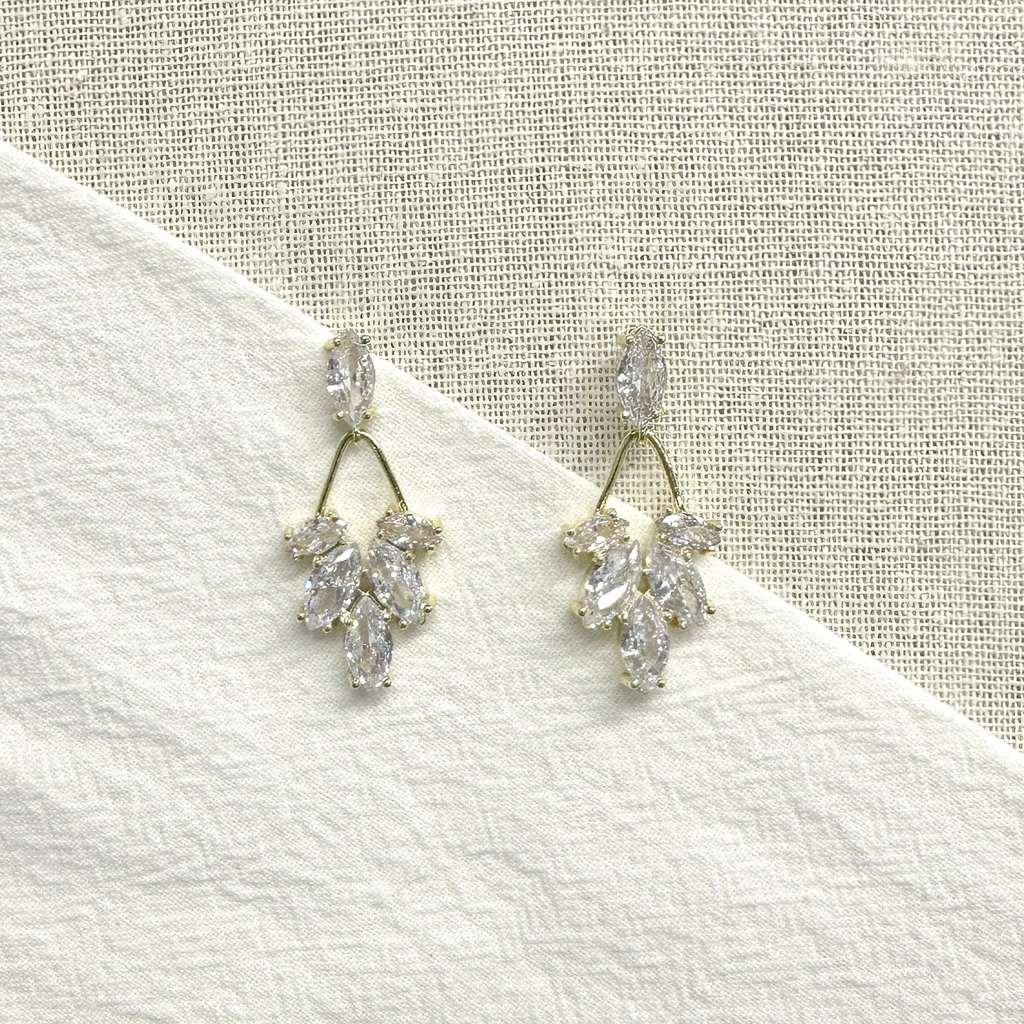 AMALIE丨Sophisticated Crystal Drop Earrings