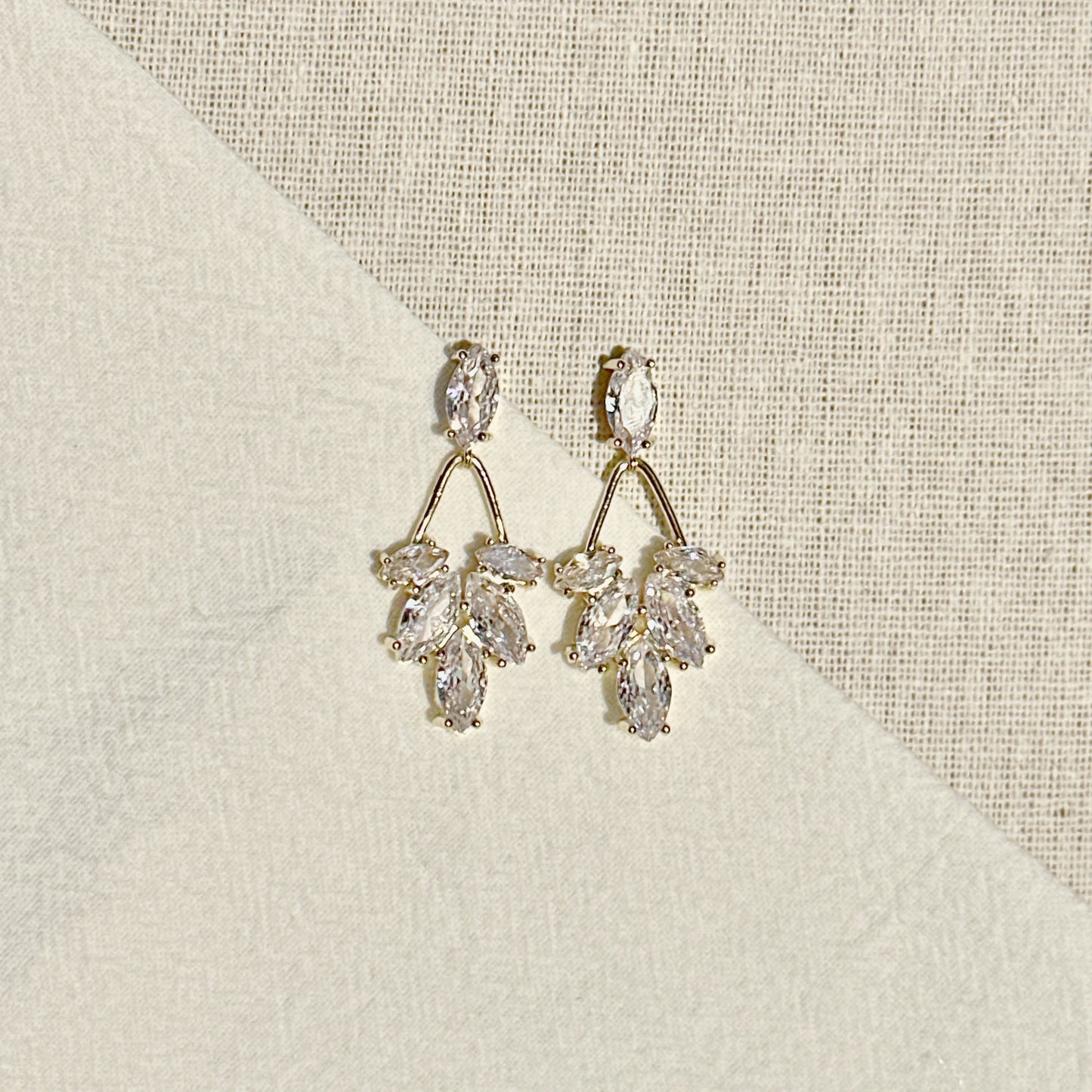 AMALIE丨Sophisticated Crystal Drop Earrings