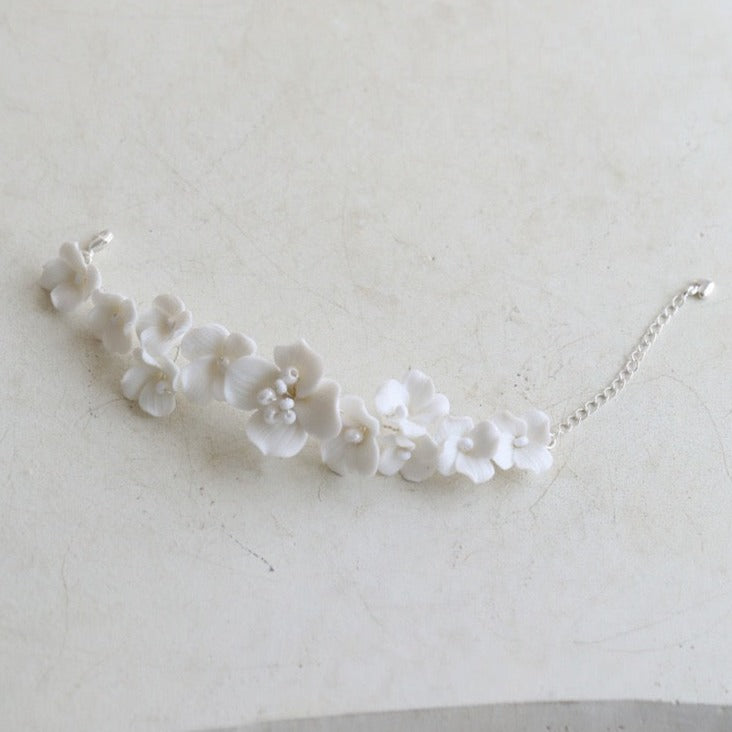 Weiße Porzellan-Blumen-Brautohrringe