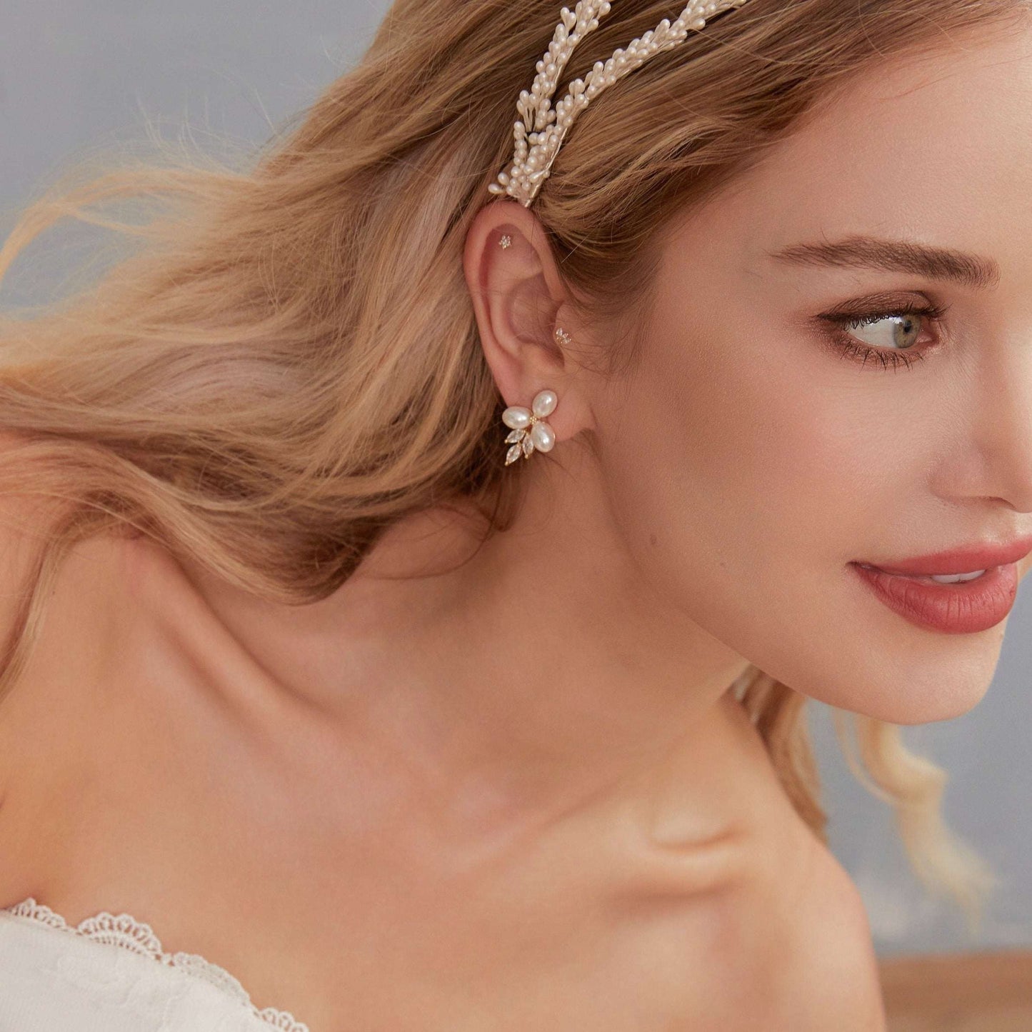 These stunning earrings feature leaf-like zirconia crystals that shimmer beneath three delicate pearls, evoking the graceful beauty of blooming flowers.