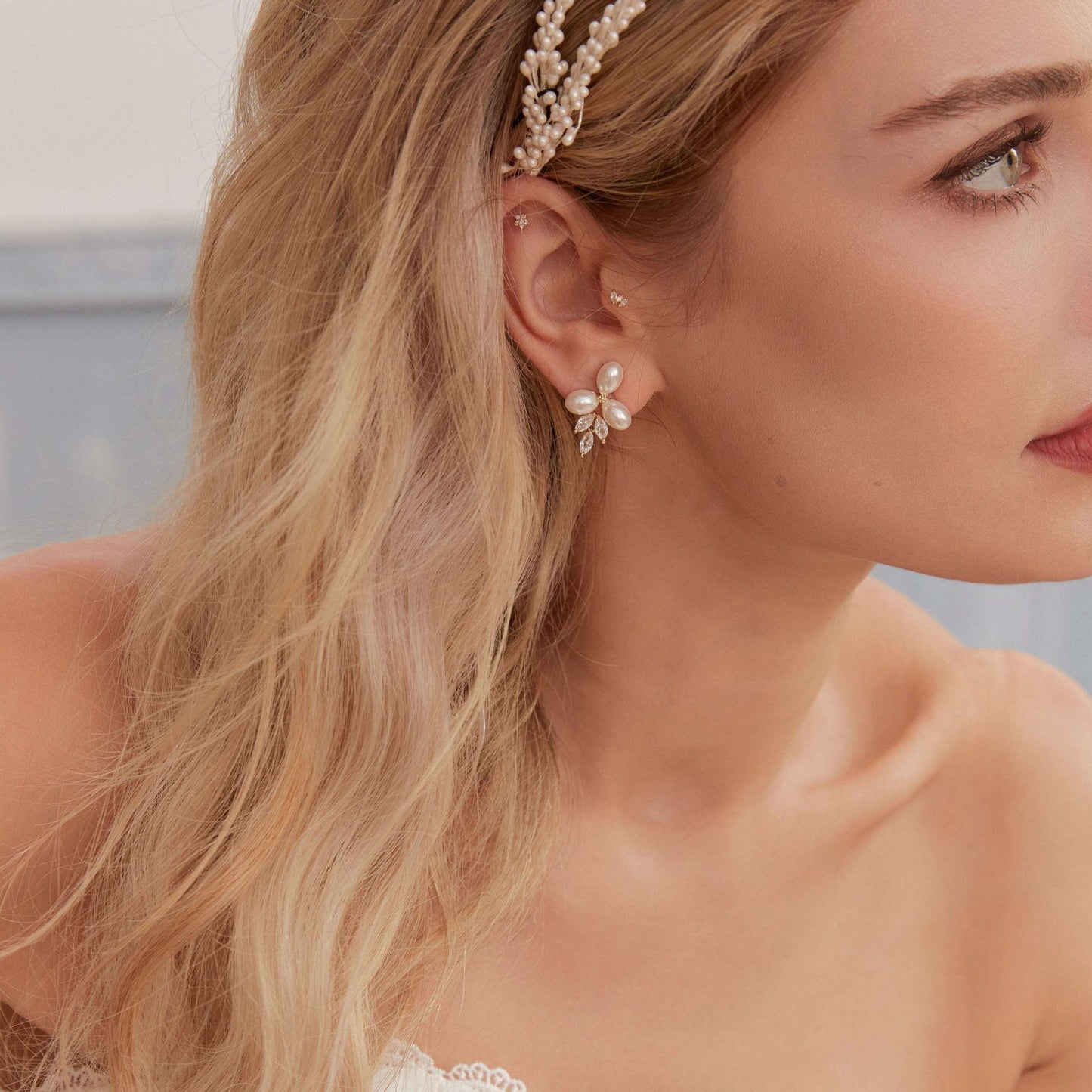 Stunning Baby's Breath-inspired wedding headband. Featuring two rows of delicate faux pearls resembling Baby's Breath flowers, this stunning bridal accessory adds a touch of magic to your wedding look.