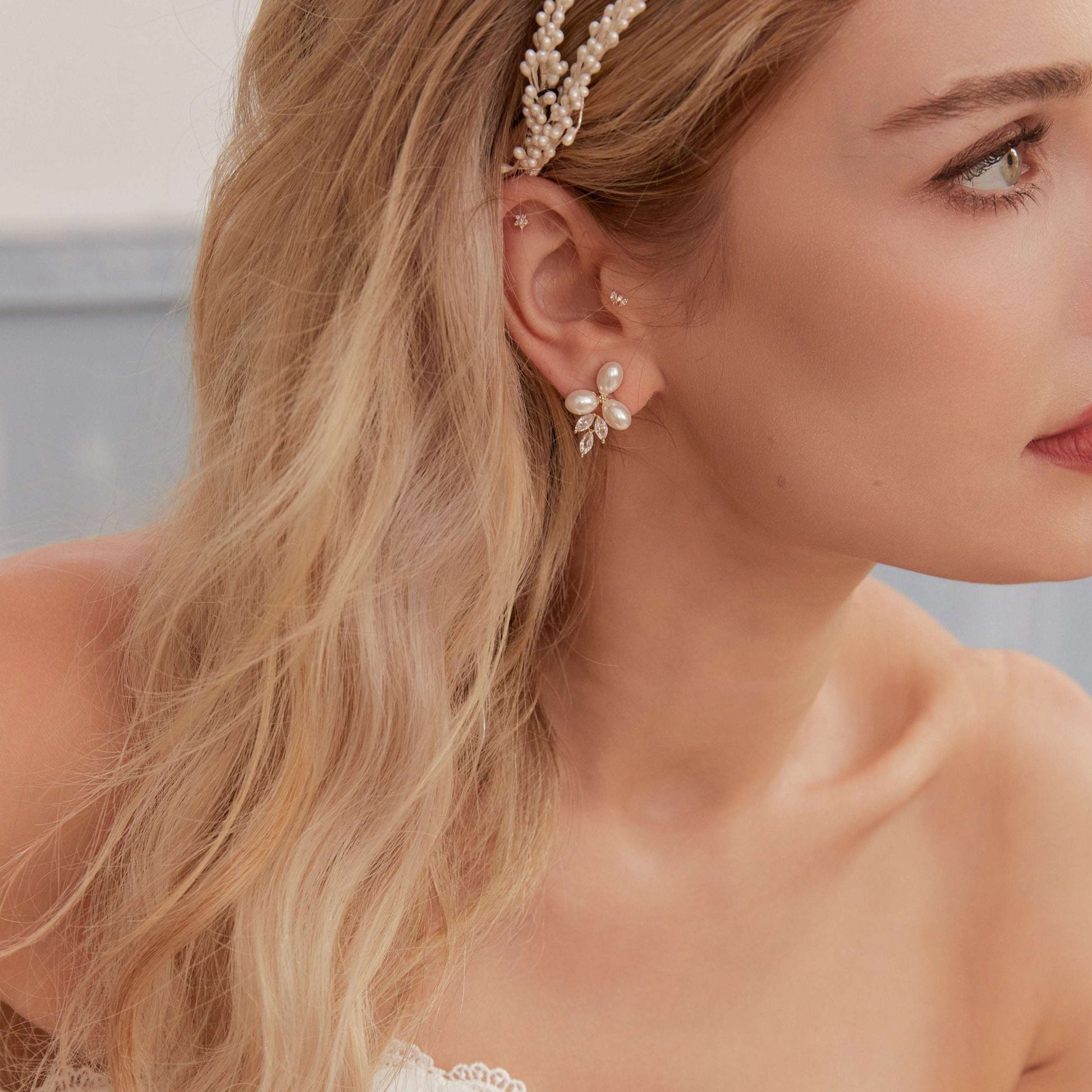 Stunning Baby's Breath-inspired wedding headband. Featuring two rows of delicate faux pearls resembling Baby's Breath flowers, this stunning bridal accessory adds a touch of magic to your wedding look.