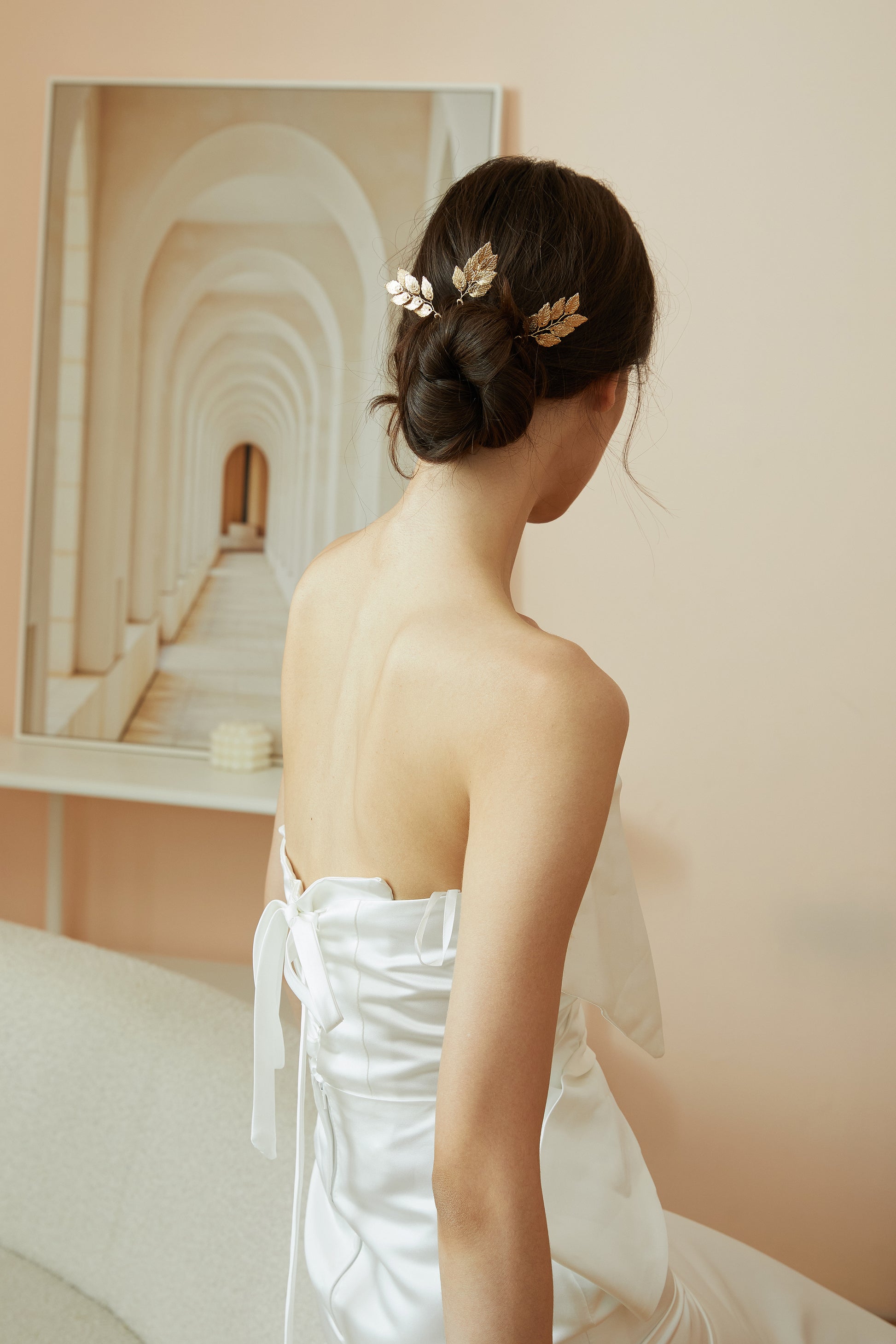 Minimalist and Delicate Gold Leaf Bridal Hair Pins.