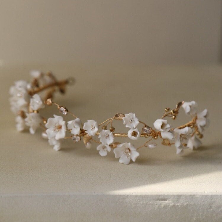 Zartes Blumen-Brautstirnband aus Porzellan mit Perlen und Kristallen
